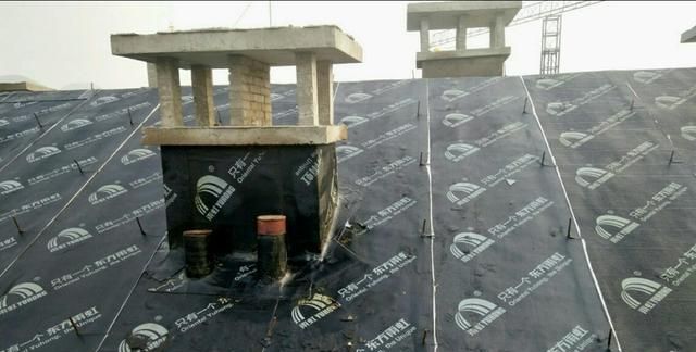 屋面防水：这样的斜坡楼顶防水施工，也只有用这样的防水材料！